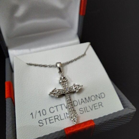 NEW in Box 1/10 CTTW Diamond Cross Pendant - Picture 3 of 4